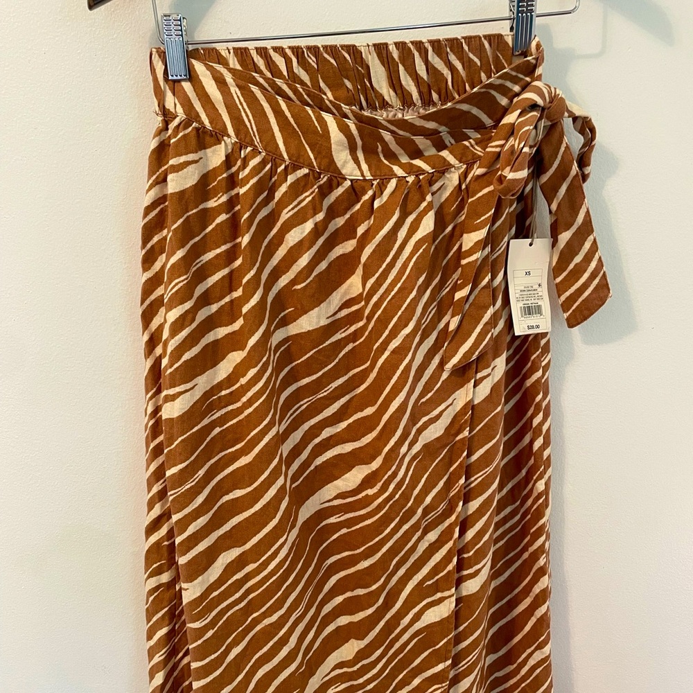 Goregous size XS skirt new with tags retails 30$